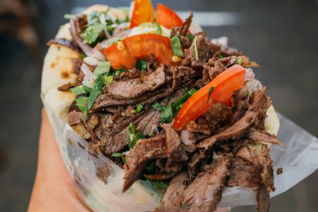 Dzień Kebaba 2026. Jak kebab podbił Polskę? Zamawiamy ich miliony - Aktualności Dzień Kebaba 2026 – kebab z mięsem i warzywami