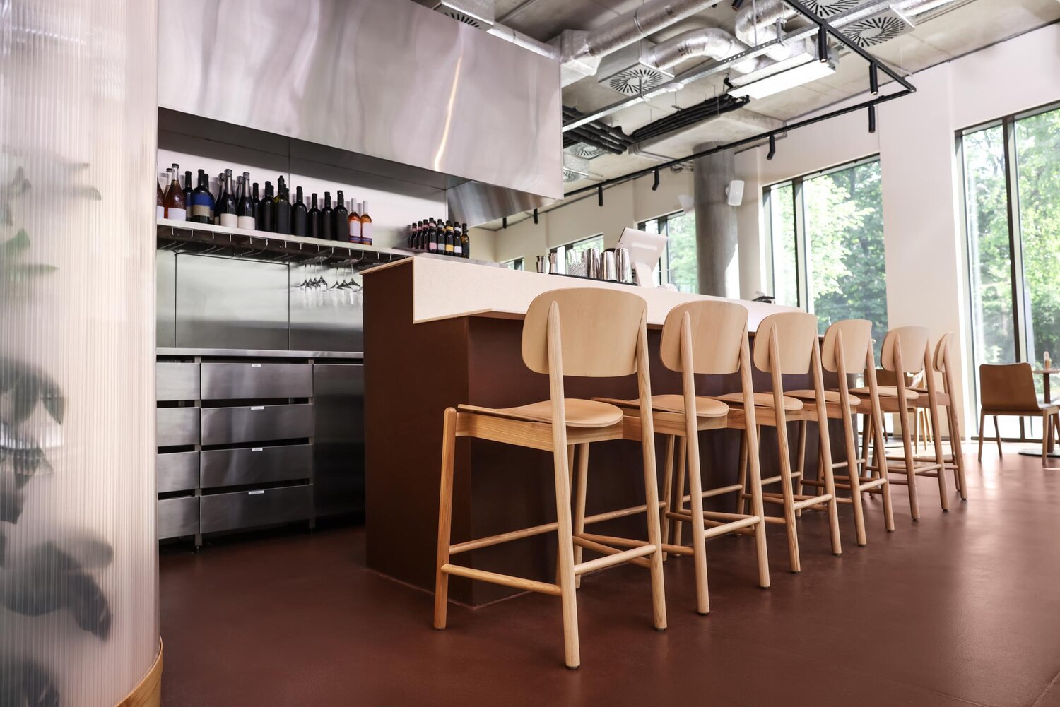 Jak rozmieścić meble do gastronomii, aby usprawnić pracę kuchni?